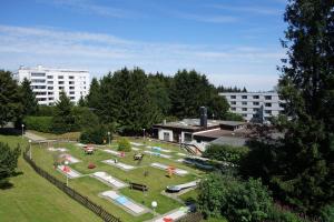 un parc avec une aire de jeux au cœur d'une ville dans l'établissement Ferienwohnung Hygge Hahnenklee, à Goslar