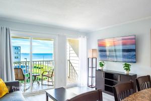 een woonkamer met uitzicht op de oceaan bij Bay View Rendezvous in Tampa