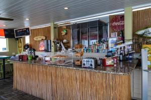 een restaurant met een bar met eten en drinken bij Bay View Rendezvous in Tampa
