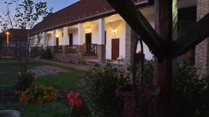 una casa con patio y un patio con flores en Etno kuća Stara Frajla en Bački Petrovac