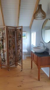 貝爾維爾的住宿－The Vine，一间带水槽和镜子的浴室