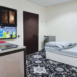 Habitación pequeña con cama y lavamanos en استديو البركه-Al Baraka Studio, en Umm Lajj