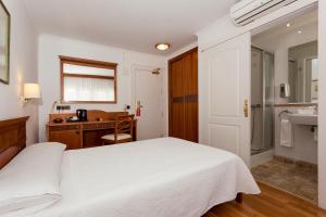 A bed or beds in a room at Hotel Araxa - Adults Only