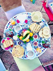 una mesa con platos de comida en una mesa en Riad Eva, en Marrakech