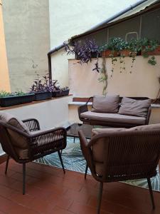 un patio con 2 sedie e un divano di La Casa di Vany a La Spezia
