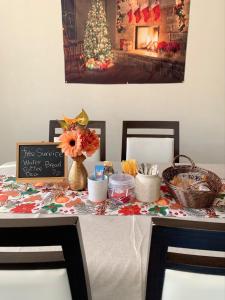 Guesthouse Hope في Hashima: طاولة طعام مع مركز لعيد الميلاد شجرة عيد الميلاد