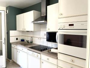 Kuchyňa alebo kuchynka v ubytovaní Spacieux appartement dans le centre-ville des Sables d'Olonne - 4 pers