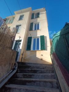 un bâtiment avec des escaliers en face de celui-ci dans l'établissement Charmant et cosy 4 pcs, à Nice