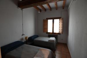 um quarto com duas camas e uma janela em Armonía y naturaleza: La Cañada em Cenizate