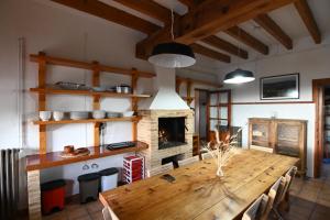 uma sala de jantar com uma mesa de madeira e uma lareira em Armonía y naturaleza: La Cañada em Cenizate