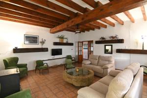 uma sala de estar com um sofá, uma mesa e cadeiras em Armonía y naturaleza: La Cañada em Cenizate