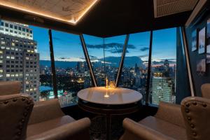 バンコクにあるThe Continent Hotel Sukhumvit - Asok BTS Bangkokの市街の景色を望む客室 +37枚の写真