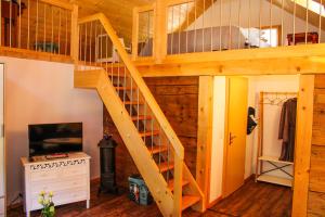 TV a/nebo společenská místnost v ubytování Mys Chalet