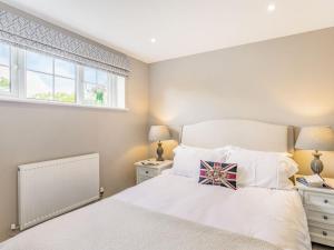 1 dormitorio con 1 cama blanca grande y 2 ventanas en 2 Bed in Easingwold 84001, en Crayke