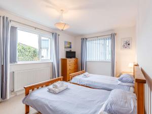 a bedroom with two beds and a window at 3 Bed in Torquay 82959 in Torquay