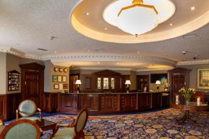 un grand salon avec un grand lustre dans l'établissement Seven Oaks Hotel, à Carlow