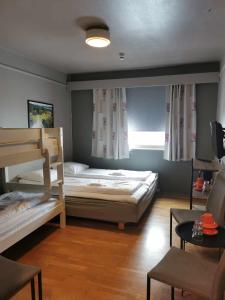 a bedroom with two bunk beds and a window at Austbø Hotell in Rauland