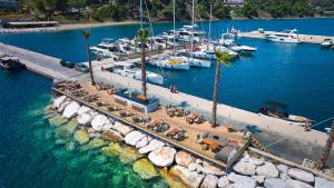 una vista aerea su un porto turistico con un gruppo di persone e barche di Miraggio Thermal Spa Resort a Paliouri