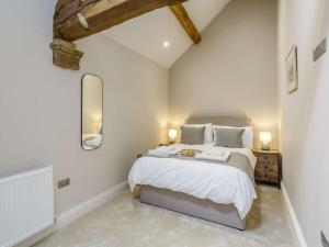 a bedroom with a large bed in a room at 4 Bed in Skipton 84017 