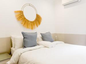 Una cama o camas en una habitación de Secure, Peaceful Modern Cottage for Two