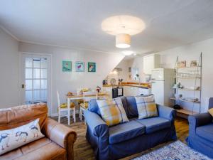 sala de estar con 2 sofás y cocina en 2 Bed in Newbiggin-by-the-Sea 83568 en Newbiggin-by-the-Sea