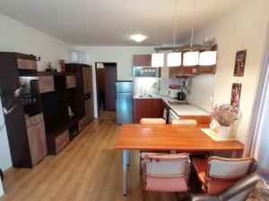 A kitchen or kitchenette at New Inn