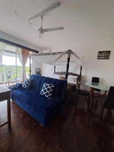 sala de estar con sofá azul y mesa en Coral Luxury homestay nyali-on coral drive en Mombasa