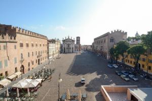 uma vista para uma rua numa cidade com edifícios em Cà Uberti Palace Hotel em Mantova