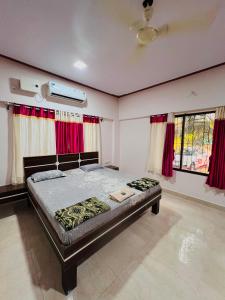 una camera con un letto in una stanza con finestre di Sea Point Villa a Kashid