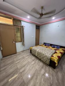 a bedroom with a bed and a ceiling at Shastreey Sangeet Nivas in Vrindāvan