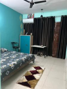 una camera con un letto e un tavolo di Anusha's Studio Room in Zirakpur Chandigarh a Zirakpur