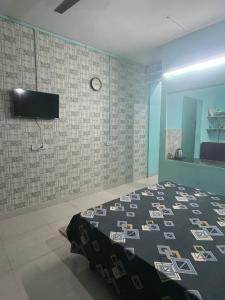 una camera con letto e TV a parete di Anusha's Studio Room in Zirakpur Chandigarh a Zirakpur