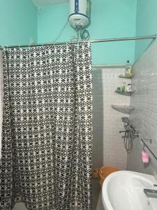 bagno con tenda per la doccia e lavandino di Anusha's Studio Room in Zirakpur Chandigarh a Zirakpur