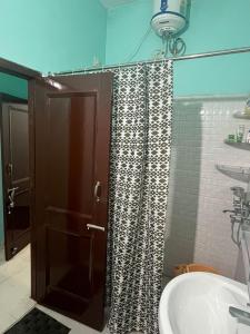 Ванная комната в Anusha's Studio Room in Zirakpur Chandigarh