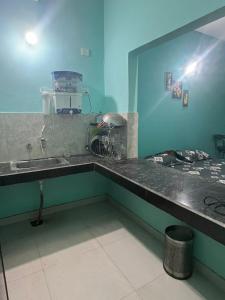 una camera d'ospedale con bancone e lavandino di Anusha's Studio Room in Zirakpur Chandigarh a Zirakpur