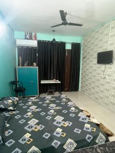 una camera con letto, tavolo e TV di Anusha's Studio Room in Zirakpur Chandigarh a Zirakpur