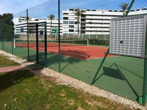einen Tennisplatz mit zwei Tennisplätzen in der Unterkunft Villa vacances N°23 à 100 mètres de la plage in Saint-Cyprien