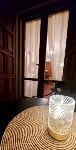 un tazón sobre una mesa con una ventana en La Casa del Sole en Carpi