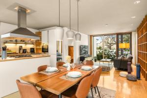 卡塞爾的住宿－꧁CASsEL LOFTs • Premium Maisonette꧂，厨房以及带木桌和椅子的用餐室。