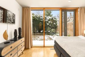 una camera con un letto e una grande porta scorrevole in vetro di ꧁CASsEL LOFTs • Premium Maisonette꧂ a Kassel