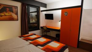 Postel nebo postele na pokoji v ubytování HYP'Hotel
