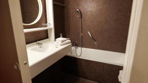 Koupelna v ubytování HYP'Hotel