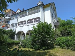 een groot wit gebouw met veel ramen bij Dachgeschoss - Maria von Berg - Wohnen auf Zeit in Rottweil