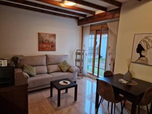 sala de estar con sofá y mesa en Airam Home Patio Centro, en Almansa