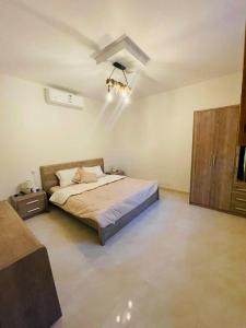 Schlafzimmer mit einem Bett und einem Deckenventilator in der Unterkunft منتجع شرفا السياحي البيئي in Ha'il