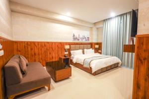 Postel nebo postele na pokoji v ubytování Clay Inn Hotel, Sohna Road, Sector 49, Gurugram