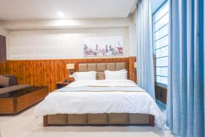 Postel nebo postele na pokoji v ubytování Clay Inn Hotel, Sohna Road, Sector 49, Gurugram