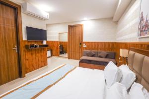 TV a/nebo společenská místnost v ubytování Clay Inn Hotel, Sohna Road, Sector 49, Gurugram