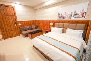Postel nebo postele na pokoji v ubytování Clay Inn Hotel, Sohna Road, Sector 49, Gurugram