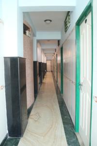 un corridoio vuoto di un edificio con porta e corridoio di Paradise Guest House a Chennai
